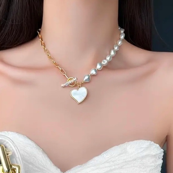 NWT Gold Heart Shape Pendant Rhinestone Decor Pearl Shape Necklace - Picture 8 of 8